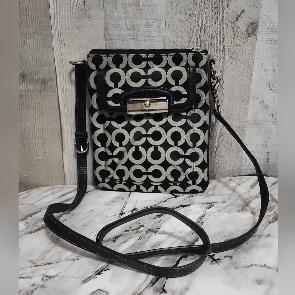 🌷Coach Kristin Signature Graphic Op Art Swingpack Crossbody Bag 🌷Like New